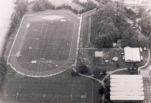 Luftbild der Einweihung der Leichtathletikanlage 1990
